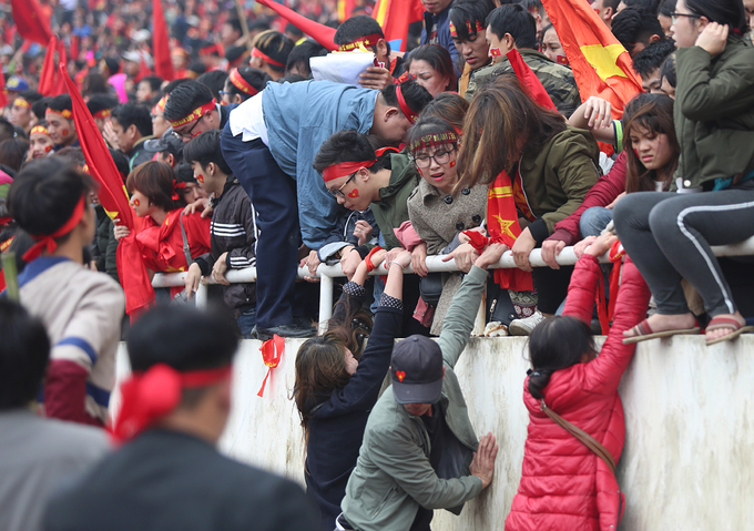 Sân Mỹ Đình quá tải trong trận chung kết, nhiều người bị thương